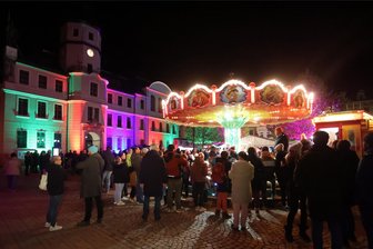 Händler halten am Konzept fest: „Crimmitschau leuchtet“ lockt in die Innenstadt - Für die Jüngsten wird am Freitag wieder ein Kinderkarussell auf dem Markt aufgebaut.