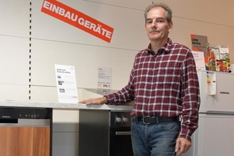 Händler klagen über fehlende Fachliteratur, Kameras und mehr - Dem Brand-Erbisdorfer Geschäftsinhaber Thomas Jülke gehen die Geschirrspüler aus. Die hohe Nachfrage kann er nicht befriedigen.