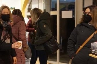 Händler mit Aktion zufrieden - Vor und in der Ratsapotheke haben sich Besucher Getränke schmecken lassen.