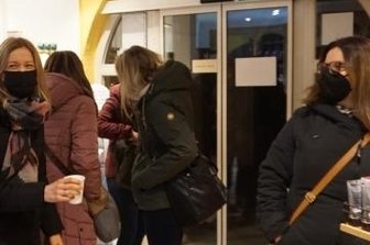 Händler mit Aktion zufrieden - Vor und in der Ratsapotheke haben sich Besucher Getränke schmecken lassen. Auch die Gelegenheit zu einer Kosmetikberatung wurde gern genutzt.