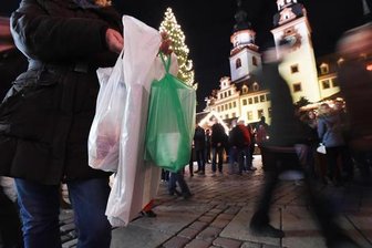 Händler offen für Verzicht auf Tüten - Wer keinen Beutel mitbringt, erhält an den meisten Ständen auf dem Weihnachtsmarkt eine Plastiktüte. Die Stadtverwaltung will deren Anzahl nun auf allen Märkten und Festen reduzieren. Die Frage ist nur, wie.