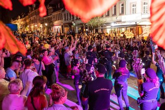 Händlerherbst in Rochlitz: Fünf Gründe für den Besuch der Einkaufsstadt - Der Händlerherbst in Rochlitz soll wieder die Innenstadt beleben, so wie hier vor zwei Jahren mit den Milkauer Schalmeien in der Rathausstraße.