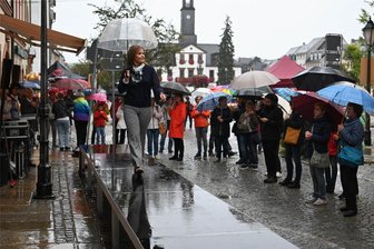 Händlerherbst: Rochlitzer trotzen Dauerregen - Egal, ob bei der Modenschau von La Moda oder der von MaLu eine Stunde später, die Models ließen sich vom Regen nicht abschrecken und präsentieren Kleidung und Schuhe mit dem Regenschirm.