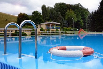 Hängepartie im Hochsommer beendet: Freibad Krumhermersdorf öffnet wieder - Ab Donnerstag werden im Krumhermersdorfer Freibad wieder Gäste erwartet.