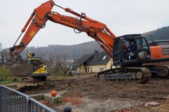 Hängepartie um Bau der neuen Turnhalle in Elsterberg geht weiter - Zum Auftakt des Turnhallen-Baus hatte sich Elsterbergs Bürgermeister Sandro Bauroth Ende des vergangenen Jahres selbst in den Bagger gesetzt. Nun stockt das Projekt.
