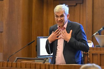 Hängepartie um Chemnitzer Sparpaket: Grüne sehen mehr Zeit für mögliche Korrekturen - Der Chemnitzer Grünen-Politiker Volkmar Zschocke während einer Debatte im Stadtrat.
