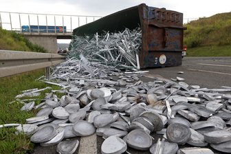 Hänger mit Aluschrott umgekippt - 