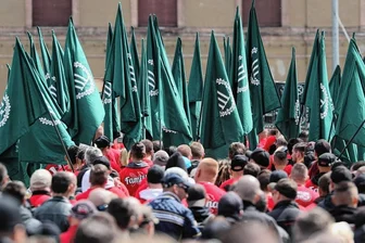 "Hängt die Grünen"-Hetzplakate werden Fall fürs Gericht - Die rechtsextreme Partei "Der Dritte Weg" macht vor allem durch martialische Aufmärsche von sich Reden. In Zwickau müssen sich demnächst zwei Männer wegen Hetzplakaten gegen die Grünen verantworten. 