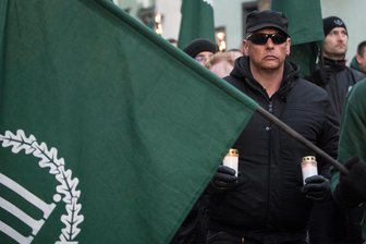 „Hängt die Grünen“-Plakate: Ex-Landes-Chef des „Dritten Weges“ kriegt Straf-Nachschlag - Bild von einem Aufzug der rechtsextremen Partei der „Dritte Weg“ in Hessen. Im 2021er Wahlkampf fiel die Partei mit volksverhetzenden Plakaten auf.