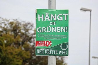 "Hängt die Grünen"-Plakate: Prozess beginnt - In Plauen und Zwickau hatte die rechtsextremistische Partei Dritter Weg 2021 im Bundestagswahlkampf mit diesen umstrittenen Plakaten für sich geworben. Der Fall landet nun vor Gericht.