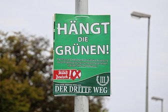 "Hängt die Grünen"-Plakate vor Gericht: Ist das noch zweideutig? - Streitfall Kleingedrucktes: Um Doppeldeutigkeit festzustellen, muss eine Botschaft erst einmal entziffert werden können. 