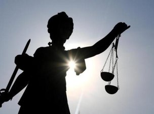 "Hängt-die-Grünen"-Plakate: Zwickauer Gericht lässt Klage wegen Volksverhetzung nicht zu - Wegen Volksverhetzung will die Staatsanwaltschaft Zwickau zwei Männer der Neonazi-Partei "Dritter Weg" vor Gericht stellen. Doch der Strafrichter lehnt ab.