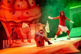 „Hänsel und Gretel“ im Freiberger Theater: Große Oper für altes Märchen - Bei der Premiere spielt Lindsay Funchal Gretel, Heain Youn Hänsel und Frank Unger die Hexe. Foto: Detlev Müller/Theater