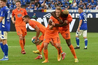 Härtel trifft und Aue wildert im Revier - Babacar Gueye hat den Torschützen Sascha Härtel beim Jubeln fest im Griff. 