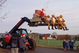 Härtensdorf, Hartmannsdorf und Giegengrün veranstalten besondere Weihnachtsmärkte - Ankunft des Weihnachtsmannes auf dem Baumplatz in Härtensdorf vor zwei Jahren.