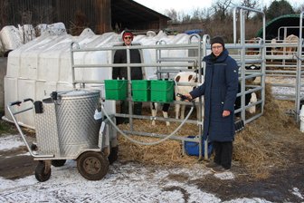 Härtensdorf: Hofmolkerei setzt auf Futter aus eigener Produktion - Felix Roder in der Box des Kälber-Iglus und Stefanie Roder mit Milchtaxi beim Befüllen der Tränkeimer.