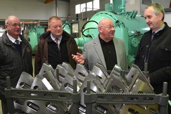 Lutz Päckert (2. v. r.) erläutert dem stellvertretenden Bürgermeister Manfred Winkler (v. l.), Stadtoberhaupt Thomas Arnold sowie dem Landtagsabgeordneten Thomas Schmidt (r.) die Verfahrensabläufe beim Härten von Metallen.