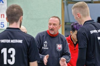 Härtetest für den Trainer - Steffen Jahn (Mitte) war am Wochenende bei den Hockeyspielern des SV Motor Meerane nicht nur an der Seitenlinie gefordert.
