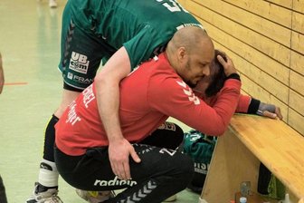 Härtetest für HSG-Männer - Erleichterung pur: Nach dem wichtigen Sieg gegen den HSV Apolda lagen sich Nico Werner und Keeper Tino Hensel in den Armen. Am Sonnabend gegen Hermsdorf hoffen alle Spieler und Fans auf ähnliche Bilder.