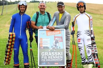 Härtetest und Probe für Junioren-WM - Rennläufer Daniele Buio, der FIS-Abgeordnete Roberto Parisi, Organisationsleiter Torsten Richter sowie Fahrer Lukas Richter (v. l.) haben die Strecke in Neudorf erprobt und für tauglich befunden. 