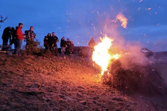 Hässlich währt am längsten: Im Erzgebirge brennen die allerletzten Weihnachtsbäume - Als der Reisighaufen in Flammen aufging, war Sicherheitsabstand gefragt.