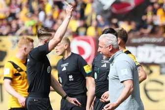 „Hätte mir gewünscht, dass wir es ins Elfmeterschießen schaffen“: Die Stimmen zum Sachsenpokalfinale zwischen Dynamo Dresden und Erzgebirge Aue - Gelbe Karte von Schiedsrichter Michael Näther. Aue-Trainer Pavel Dotchev fand die Emotionen besser als bei einem Meisterschaftsspiel.
