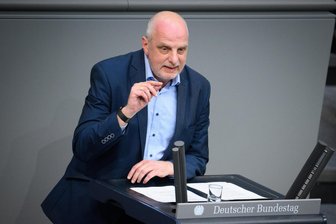 „Hätten wir diese Möglichkeiten gehabt, wäre die Ampel nicht zerbrochen“: Wie Detlef Müller ein letztes Mal im Bundestag abstimmt - Detlef Müller (SPD) bei einer Plenarsitzung im vergangenen Jahr. Am Dienstag kehrt der abgewählte Abgeordnete noch einmal in den Bundestag zurück.