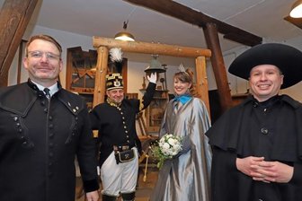 Häuerglocke läutet Weihnachtsruhe ein - Oberbürgermeister Sven Krüger, Knappschaftsvorsitzender Heiko Götze, Silberstadtkönigin Julia I. und Richard Thum alias Bergknappe Daniel (v.l.) beim Einläuten der Weihnachtsruhe in der Betstube auf der Alten Elisabeth.