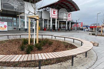 Häuersteig Freiberg: Einkaufswagen lieber gut festhalten - Leicht abschüssig: Kunden raten, den vollen Einkaufswagen auf dem Vorplatz des Kauflandes am Häuersteig in Freiberg gut festzuhalten.