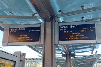 Häufiger Ausfall von Anzeigentafeln bei der Plauener Straßenbahn: Woran liegt’s? - An der Zentralhaltestelle am Tunnel waren am Montagmittag gleich mehrere Anzeigetafeln ausgefallen.