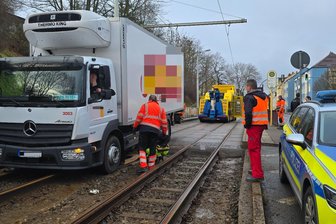 Häufung von Gleisbett-Unfällen in Plauen: Was die Statistik verrät und was dennoch Rätsel aufgibt - Fast immer sind es Pkw, am 12. Februar landete jedoch ein Lkw an der Haltestelle Suttenwiese im Gleisbett der Straßenbahn. Ein Bergungsunternehmen kam zum Einsatz.