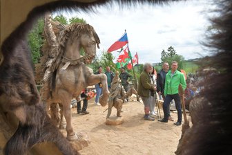 Häuptlinge hoch zu Pferde beim Blockhausencup - die schönsten Bilder aus Dorfchemnitz - Der Hauptpreis des 22. Blockhausencups: ein Dakota-Sioux-Häuptling mit den Ehrengästen.