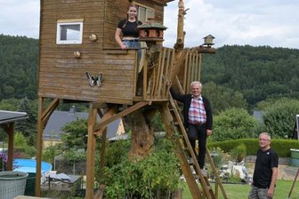 Häuschen mit Ausblick steigert den Wert - Dietmar Mittmann (Mitte) hat für seine Enkelin Lucy vor zehn Jahren dieses Baumhaus gebaut. Hilfe hatte er dabei von seinem Schwiegersohn Roy Hiller, Lucys Vater. 