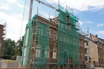 Häuser entstehen für Seniorenzentrum - An diesem Haus in der Karl-May-Straße laufen die Arbeiten.