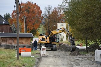 Häuser kaum erreichbar: Anwohner sauer - Die Dorfstraße in Oberhermsgrün wird seit Mitte Juli gebaut - an mehreren Stellen gleichzeitig. 