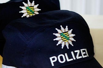 Häuser mit teerartiger Substanz beschmutzt -