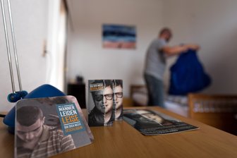 Häusliche Gewalt gegen Männer: Schutz und Hilfe für schweigende Opfer - Informationsmaterial für männliche Opfer häuslicher Gewalt liegt auf einem Schreibtisch in einer Schutzwohnung. Der neu gegründete Verein bietet betroffenen Männern Hilfe und Beratung.