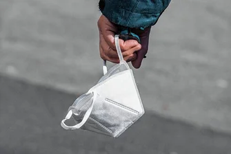 Haft wegen fehlender Maske? Plauener Fall erneut vor Gericht - Weil er sich weigerte, eine Maske zu tragen, war der Streit eines jungen Mannes mit Polizisten eskaliert. Foto: Boris Roessler/dpa