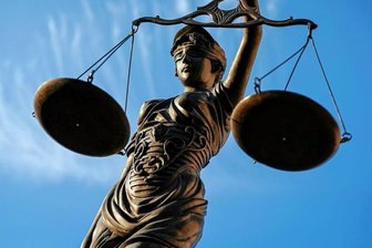 Haftstrafe wegen vermeintlicher Pornos - Vor rund 170 Jahren musste Justitia Recht sprechen in einem Fall "absichtlicher Verbreitung aufreizender Schriften". Der Beklagte landete dafür im Gefängnis. 