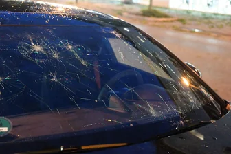 Hagelschaden am Auto – So zahlt die Versicherung wirklich - Hagelschaden am Auto? Wer jetzt losrepariert ohne Deckungszusage, zahlt am Ende vielleicht selbst.