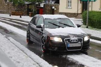Hagelschauer sorgt für weiße Straßen im Erzgebirge - In Neudorf waren die Straßen nach dem Unwetter am Montag plötzlich weiß.