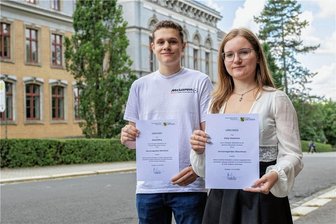 Haily und Eddi - die Besten eines starken Jahrgangs der Seminar-Oberschule Auerbach - Eddi Kölling und Haily Hartmann haben die Auerbacher Seminar-Oberschule mit Notenschnitt 1,15 und 1,08 beendet. Beide wollen am BSZ Rodewisch Abi machen. Was beide eint: Sie lesen gern.
