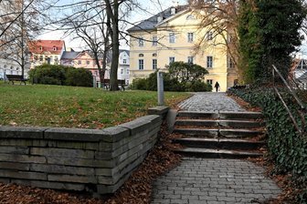 Hainichen beschließt Spar-Haushalt: Hoffnung trotz Streichliste - Projekt vorerst gestrichen: Diese Teppen zum Gellertplatz in Hainichen bleiben vorerst im desolaten Zustand.