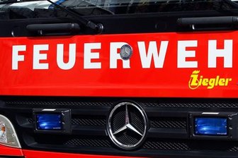Hainichen: Carport in Flammen - drei Auto ausgebrannt - 
