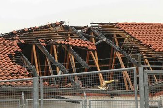 Hainichen: Dachstuhlbrand im ehemaligen Diska-Markt - 