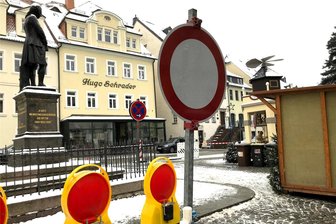 Hainichen: Damit sich was dreht, wird am Sonntag der Markt gesperrt - Die Absperrungen stehen schon an der Seite. Für den Pyramidenanschub ist der Markt am Sonntag gesperrt.