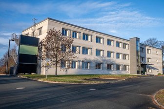 Hainichen: DRK will aus Ex-Jobcenter ein soziales Drehkreuz machen - Das frühere Landratsamtsgebäude an der Gabelsbergerstraße soll nach Jahren des Leerstands zum zentralen DRK-Zentrum werden, so zumindest der Plan des Kreisverbands.