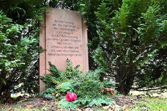 Hainichen erinnert an den Todesmarsch vor 80 Jahren - Der Gedenkstein im Stadtpark Hainichen erinnert an das KZ-Außenlager.