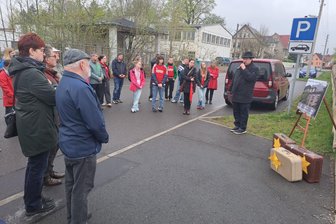 Hainichen: Erinnerung an Todesmarsch vor 81 Jahren - Oberschüler gestalten Gedenken mit - Die Teilnehmer der Gedenkveranstaltung (am Mikrofon Thomas Kühn) am früheren Haupteingangstor der Framo-Werke.
