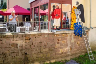 Hainichen feiert die Premiere des Spülfestes mit einer neuen Skulptur - Hilmar Messenbrink (r.) von „Anasages z.B. Theater“ aus Chemnitz enthüllte als Pantomime „Die Wäscherin“ während der Ansprache von Oberbürgermeister Dieter Greysinger.